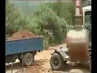 挖掘机事故视频,挖掘机事故现场还原