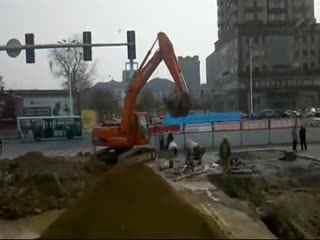 挖掘机事故视频,挖掘机事故现场还原